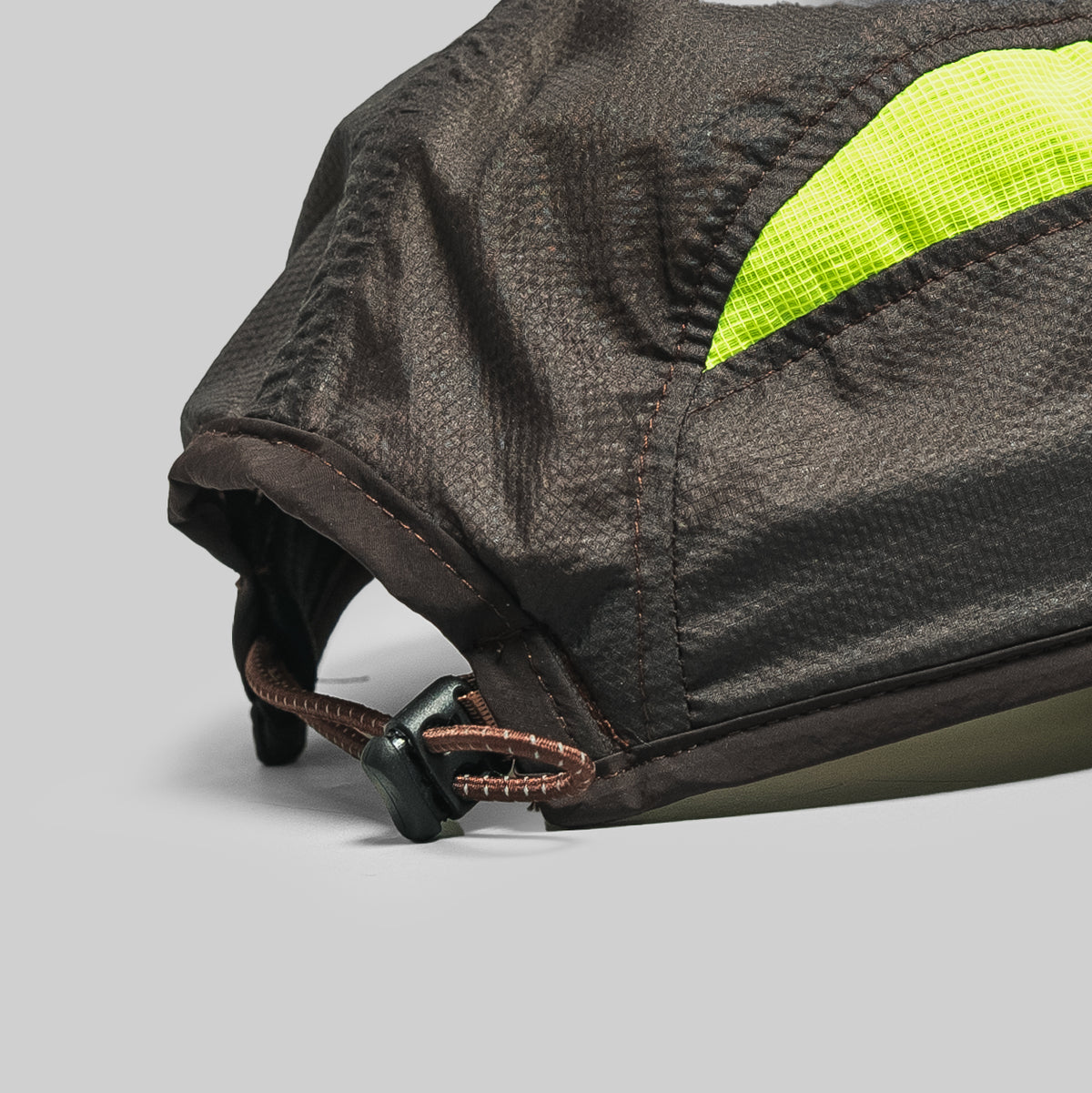 Scoot - Packable Ultralight Running Cap - Brown / Strike Green